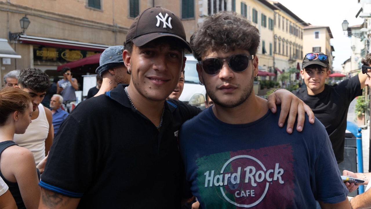 Tifosi in fila ad agosto per gli abbonamenti (. foto Del Punta Tifosi in fila ad agosto per gli abbonamenti (. foto Del Punta