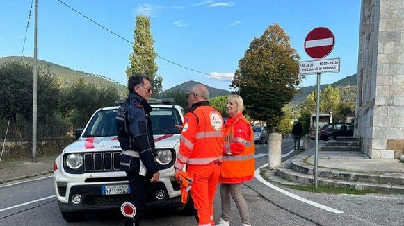 Attività di assistenza all'attraversamento scolastico a San Giuliano Terme grazie a una convenzione tra Comune e terzo settore. Progetto per garantire sicurezza agli alunni durante gli orari scolastici. Attività di assistenza all'attraversamento scolastico a San Giuliano Terme grazie a una convenzione tra Comune e terzo settore. Progetto per garantire sicurezza agli alunni durante gli orari scolastici.