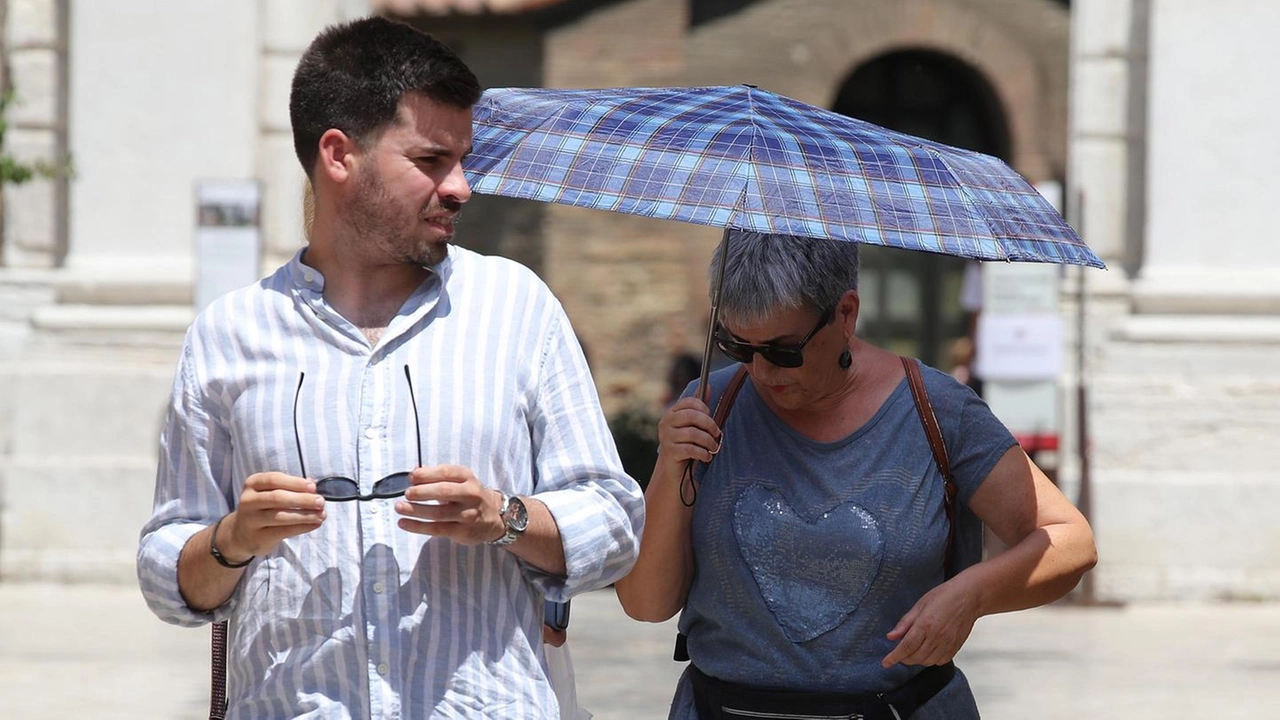 Turisti alle prese con il caldo (archivio)