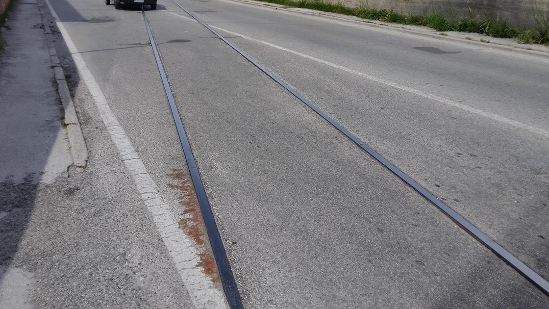 Cade nella strada "trappola". Citati Comune e Ferrovie Cade nella strada "trappola". Citati Comune e Ferrovie