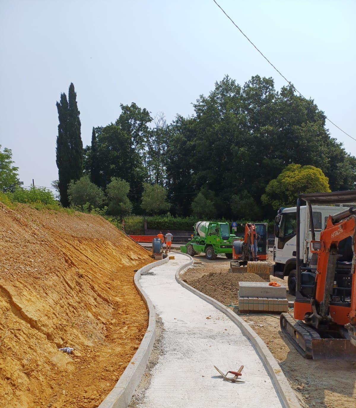 E’ realtà la rotatoria a "Le Vedute". Ora è tutto pronto per il debutto. Apre lunedì in modalità provvisoria