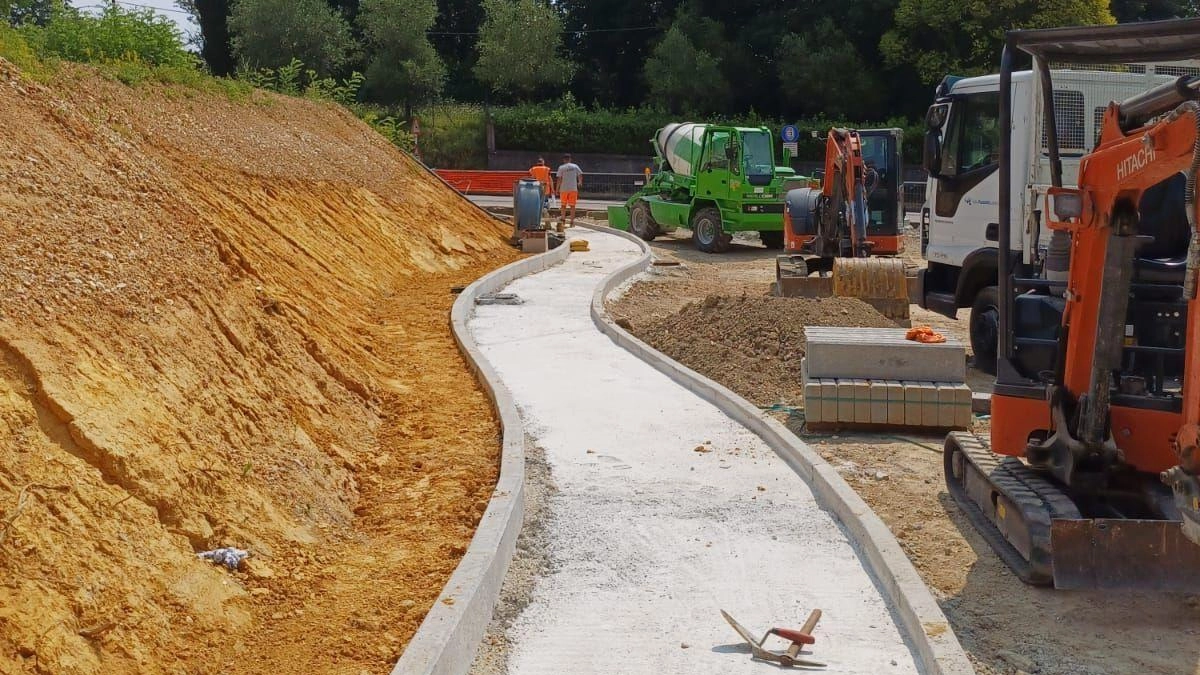 Pronta all’apertura, seppur in modalità provvisoria per ultimare le necessarie opere finali di adeguamento, la rotatoria costruita in località Le Vedute con un investimento di 700 mila euro