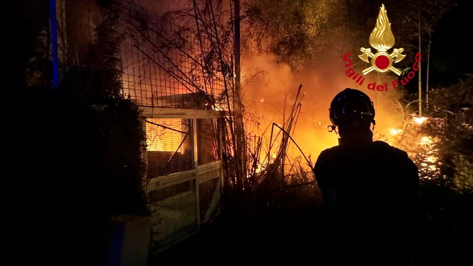 Le fiamme hanno interessato l'esterno della struttura