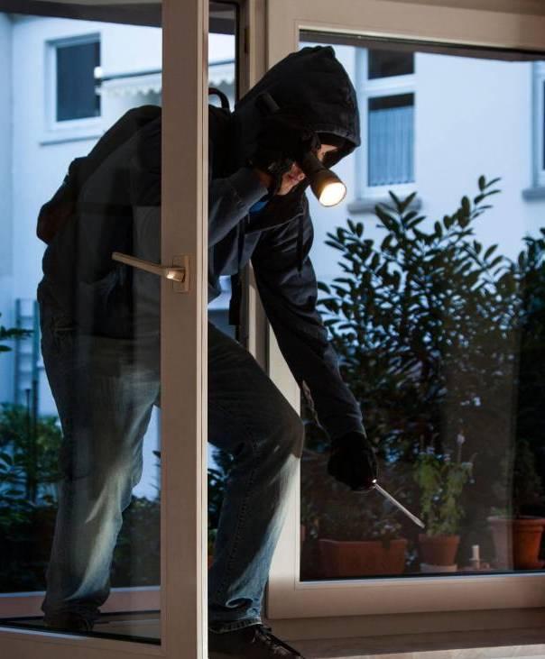 https://www.lanazione.it/image-service/view/acePublic/alias/contentid/N2NjZjI1MzMtZWM4NC00/0/vanno-in-vacanza-i-ladri-svaligiano-la-casa.jpeg?f=1.91:1&w=1200