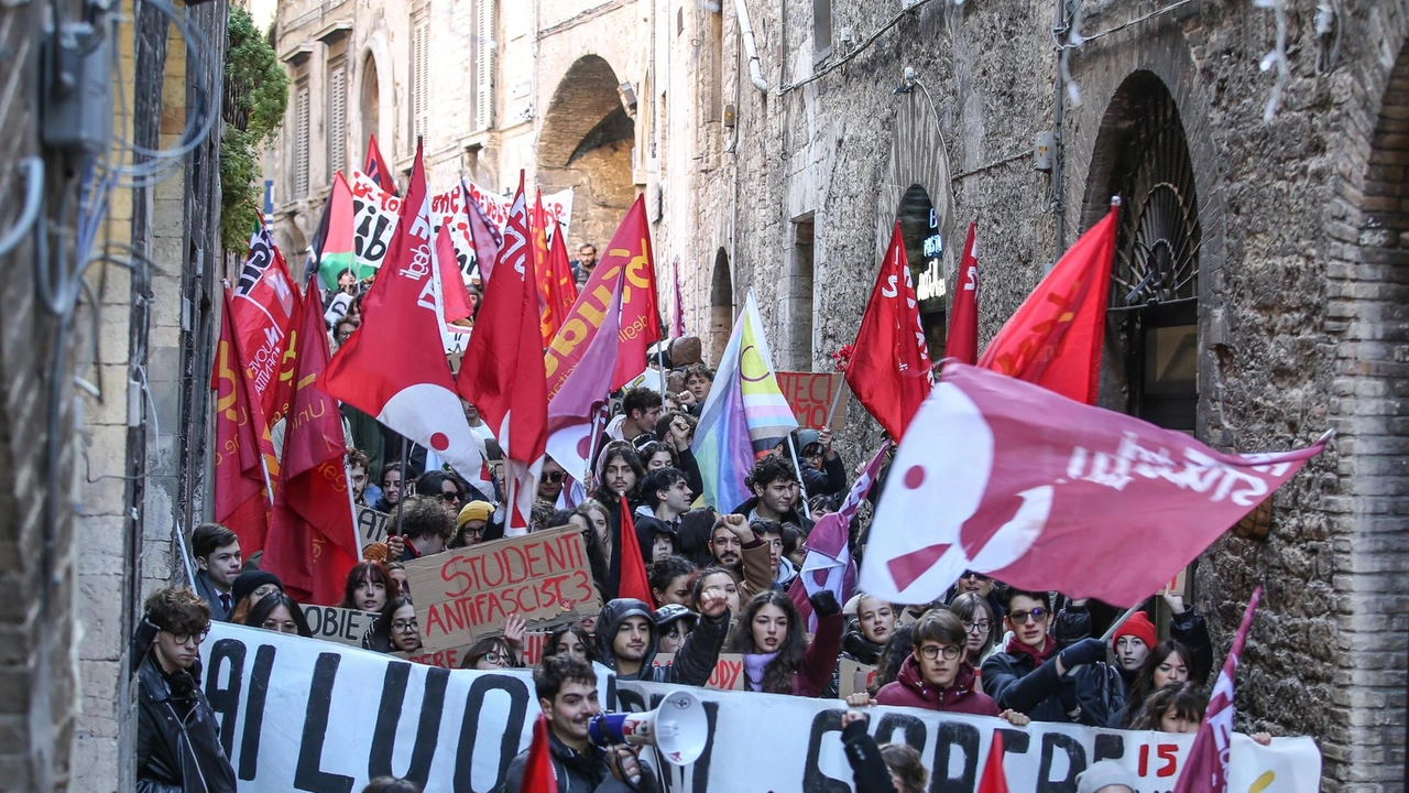 Il corteo degli studenti di sinistra ieri ha percorso le strade del centro fino a San Francesco al Prato (Foto Crocchioni) Il corteo degli studenti di sinistra ieri ha percorso le strade del centro fino a San Francesco al Prato (Foto Crocchioni)