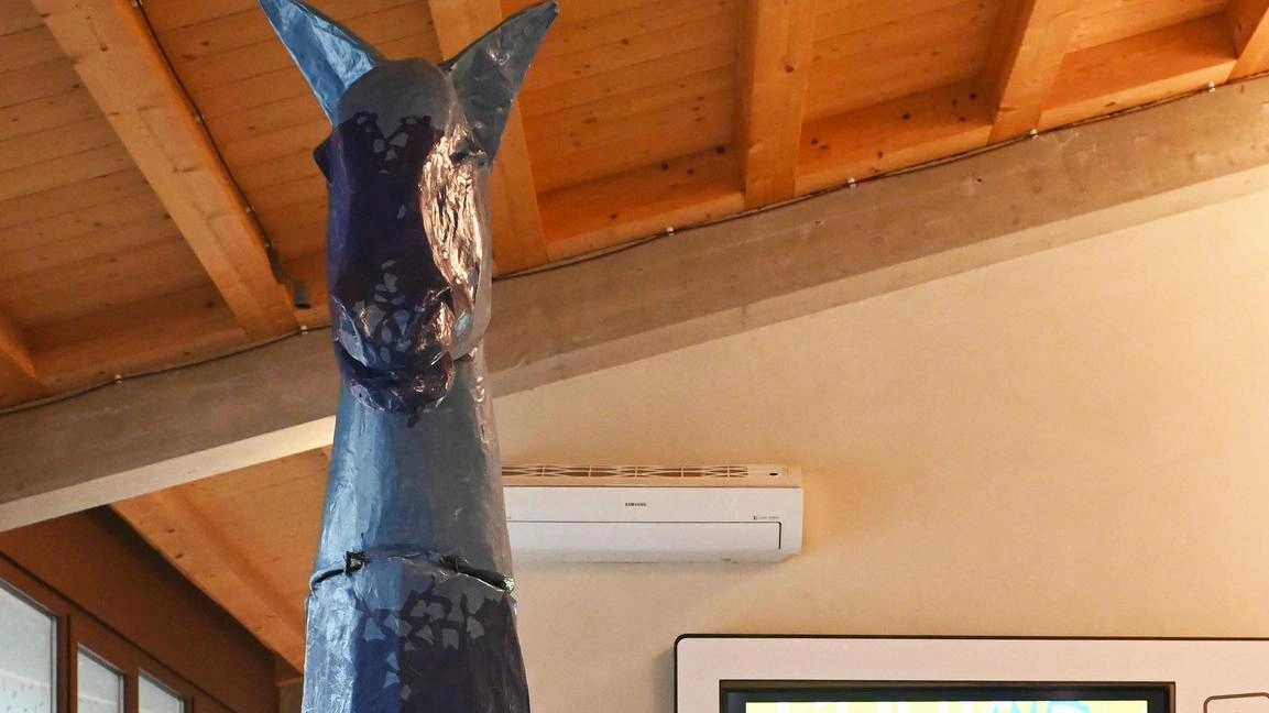 La conferenza alla Pecora Nera con la statua di Marco Cavallo (foto Alcide) La conferenza alla Pecora Nera con la statua di Marco Cavallo (foto Alcide)
