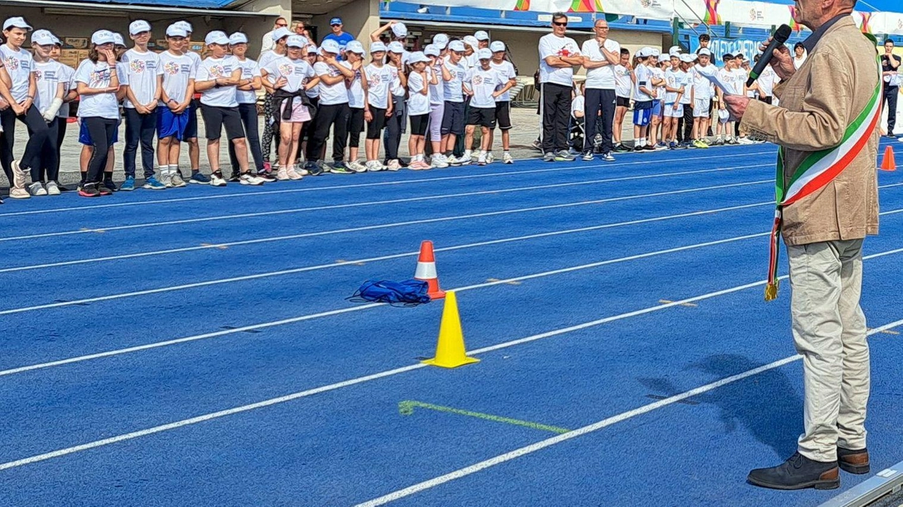 L’assessore allo sport Andrea Cosci alla cerimonia di ieri al campo d’atletica alla presenza delle scuole L’assessore allo sport Andrea Cosci alla cerimonia di ieri al campo d’atletica alla presenza delle scuole