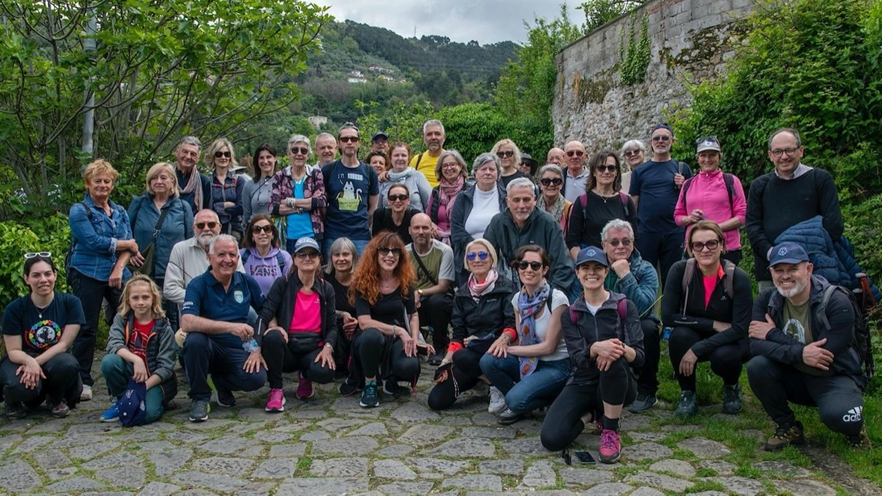 Successo dell’iniziativa organizzata del circolo Leonardo tra storia, arte e natura. Unico neo lo stato di degrado dell’antico sentiero