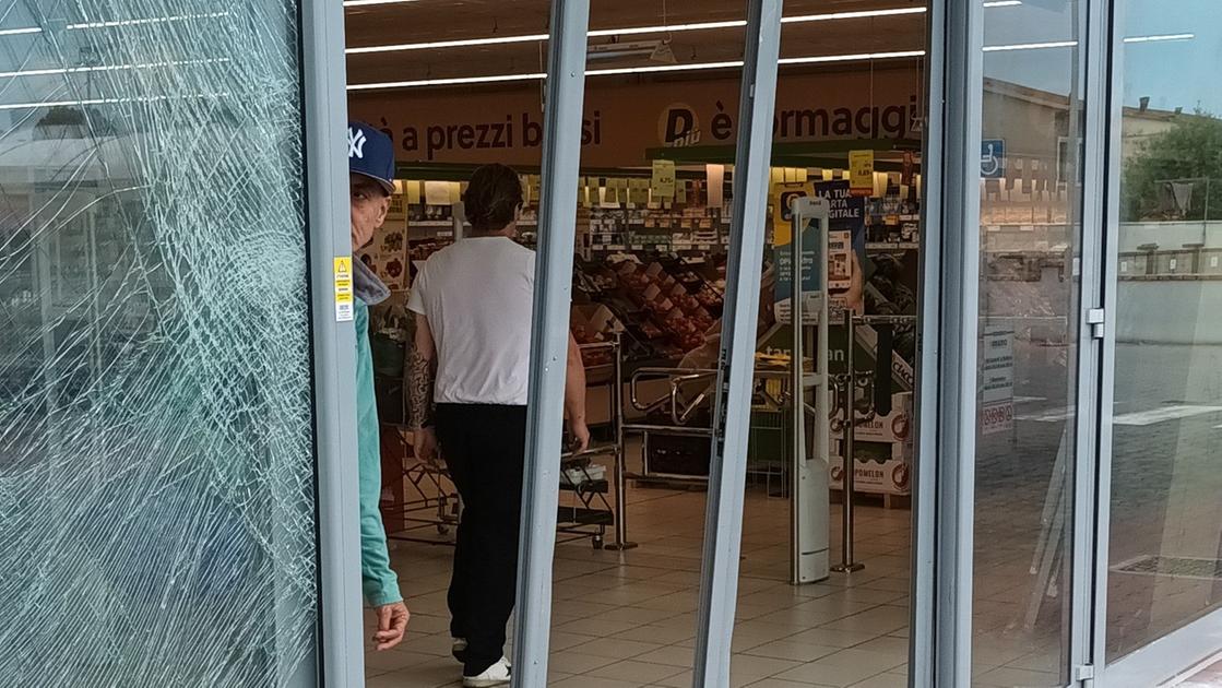 Assalto nella notte, usano auto rubata come ariete e sfondano la porta del discount