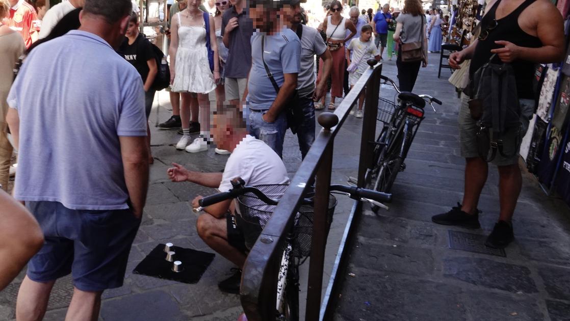 https://www.lanazione.it/image-service/view/acePublic/alias/contentid/N2NlMzRiMjYtNmIzZS00/0/il-gioco-delle-tre-carte-a-firenze-foto-marco-mori-new-press-photo.jpeg?f=16:9&w=1200&h=630