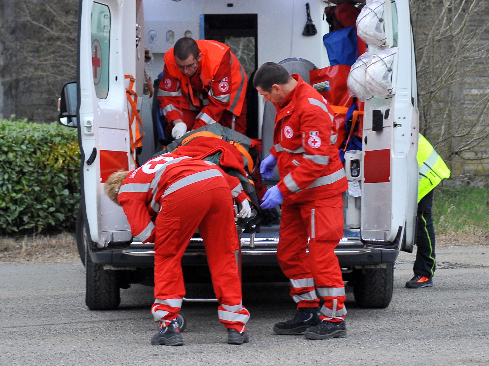 pisa scontro moto auto due feriti uno in gravi condizioni