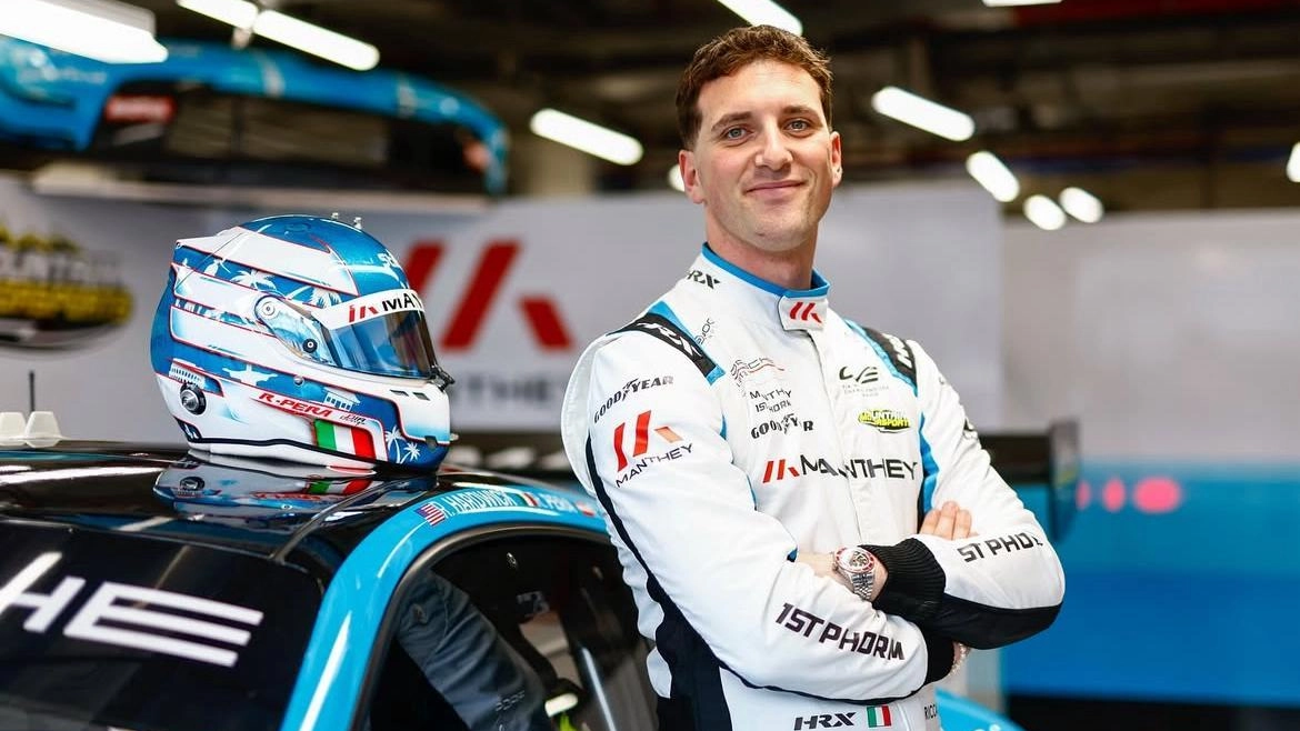 Riccardo Pera, il giovane pilota di Marlia, 26 anni fra pochi mesi, il sogno non americano ma italiano e lucchese lo ha raggiunto. E domenica, giorno di Pasqua, sfiderà Valentino Rossi e chiuderà un ciclo di vita, personale e sportiva