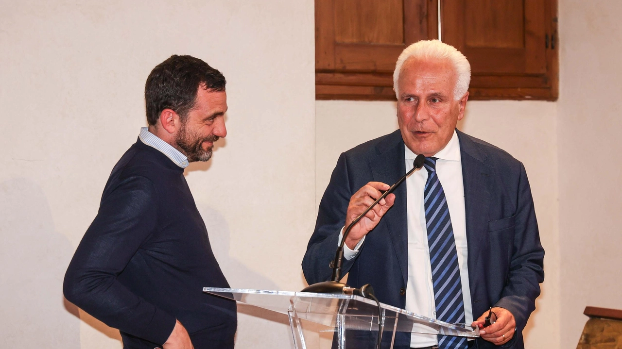 Alessandro Tomasi e Eugenio Giani sorridenti all’assemblea di Legacoop: la campagna elettorale sembra ancora lontana Alessandro Tomasi e Eugenio Giani sorridenti all’assemblea di Legacoop: la campagna elettorale sembra ancora lontana