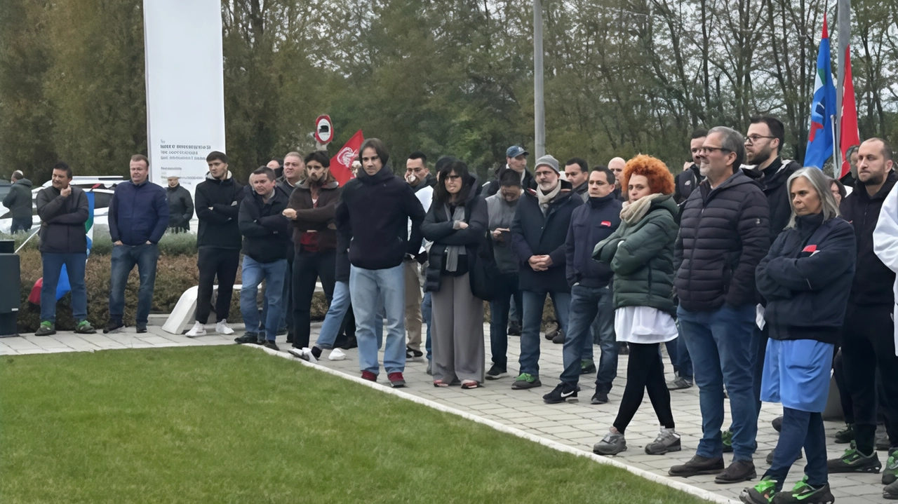 La mobilitazione dei lavoratori dello stabilimento della Abb-E Mobility di San Giovanni insieme ai rappresentanti sindacali La mobilitazione dei lavoratori dello stabilimento della Abb-E Mobility di San Giovanni insieme ai rappresentanti sindacali