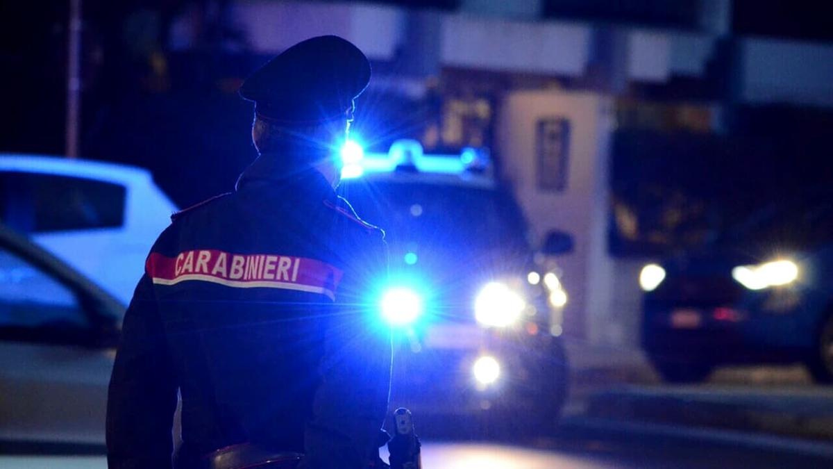 Accoltellato fuori dal locale, ventitrenne grave in ospedale. Caccia aperta all’aggressore