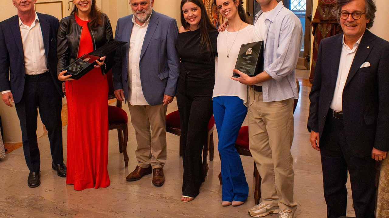 Tempo di premiazioni per il Teatro Lirico Sperimentale. Venerdì, nel foyer del Teatro Nuovo di Spoleto, in occasione della presentazione... Tempo di premiazioni per il Teatro Lirico Sperimentale. Venerdì, nel foyer del Teatro Nuovo di Spoleto, in occasione della presentazione...