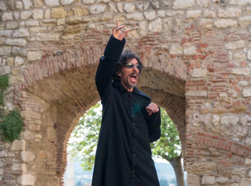 82177 contro tebe8217 ai giorni nostri i sacchi di sabbia rivisitano la tragedia classica di eschilo
