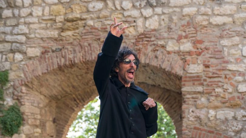 Spettacolo di teatro contemporaneo questa sera alle 21.15 alla Villa Romana di Bocca di Magra. Il testo antico affrontato con le tecniche del comico, miscelando il registro alto e quello basso.