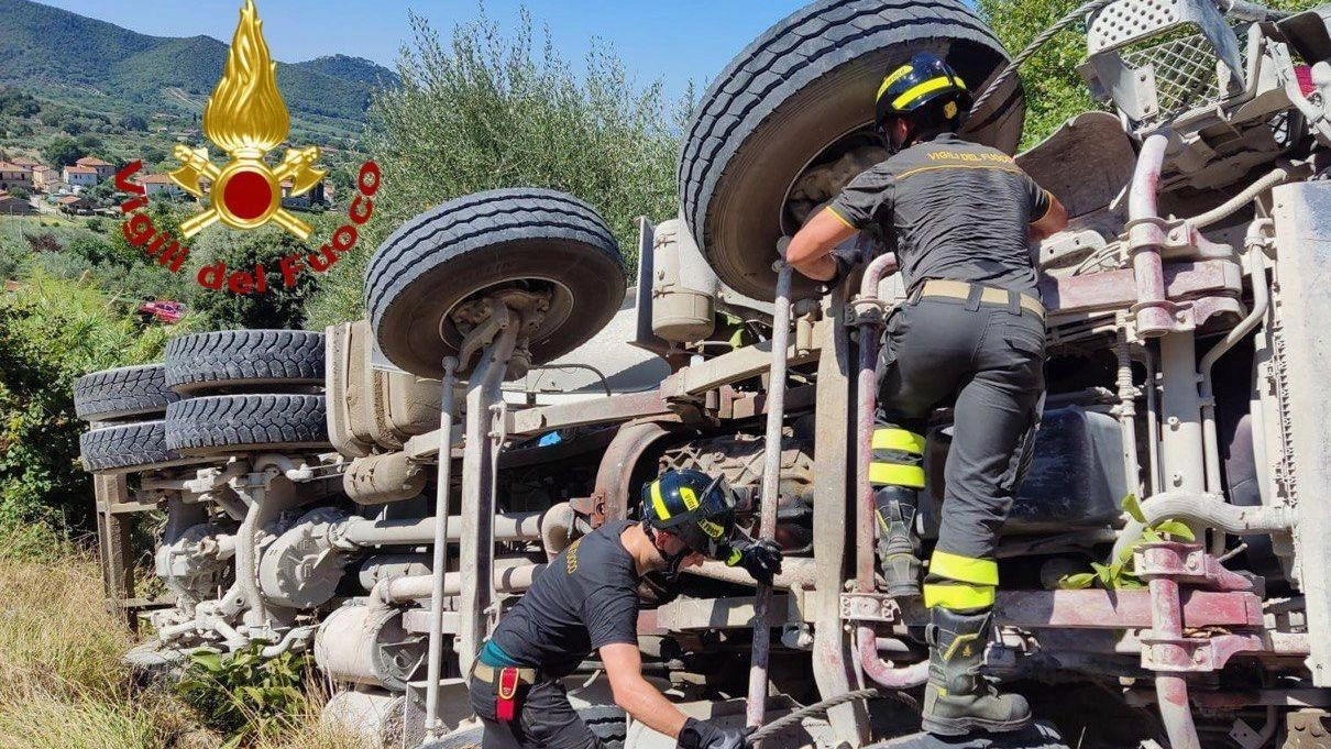 I vigili del fuoco di Perugia sono riusciti a estrarre il conducente I vigili del fuoco di Perugia sono riusciti a estrarre il conducente