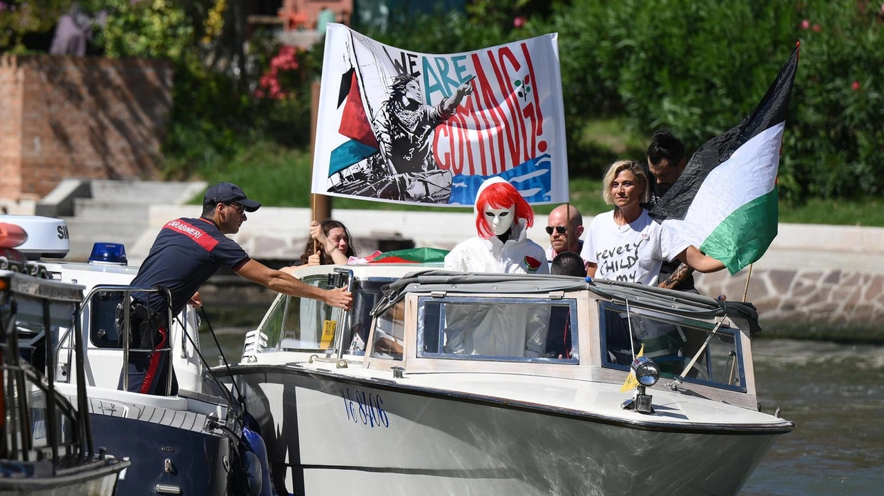 Presi striscione e bandiere, le persone sono dovute scendere Presi striscione e bandiere, le persone sono dovute scendere