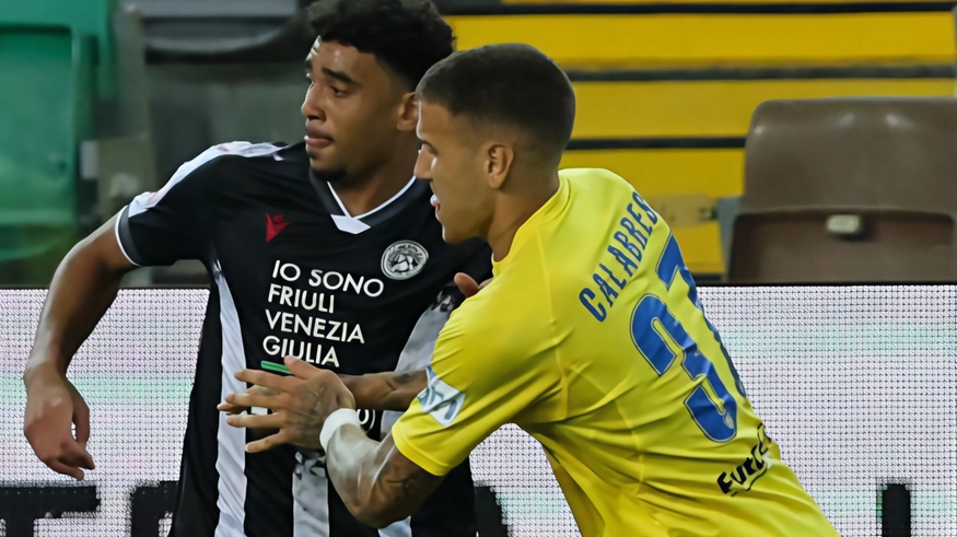 Il difensore della Carrarese Nicolò Calabrese contro Atta dell’Udinese