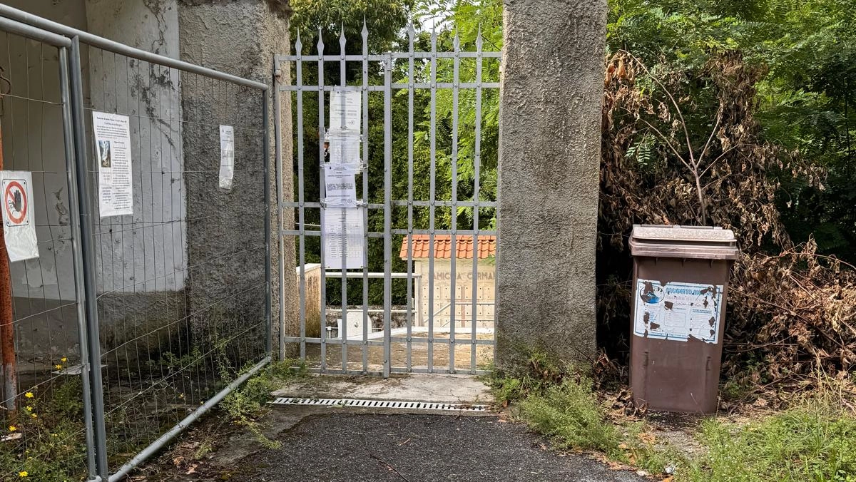 Il consigliere comunale Ivo Zaccagna e una delle immagini allegata all’interpellanza sulle condizioni dei cimiteri Il consigliere comunale Ivo Zaccagna e una delle immagini allegata all’interpellanza sulle condizioni dei cimiteri