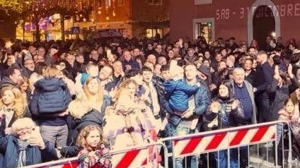 Grande attesa per il Capodanno in piazza Garibaldi sotto il Fortino, la serata, condotta da Caterina Ferri con musica e animazione Grande attesa per il Capodanno in piazza Garibaldi sotto il Fortino, la serata, condotta da Caterina Ferri con musica e animazione