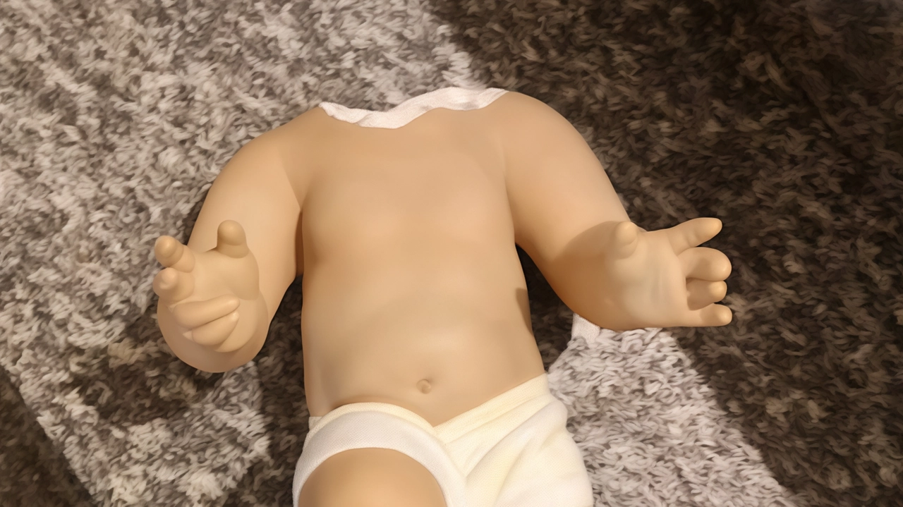 La statua di Gesù Bambino senza testa dopo l’atto vandalico La statua di Gesù Bambino senza testa dopo l’atto vandalico