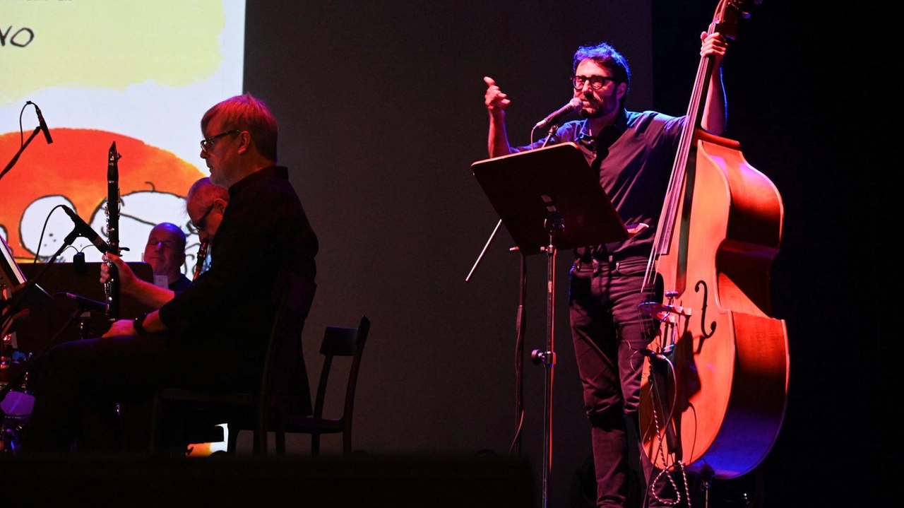 Sul palco del Giglio anche Michele Staino, figlio di Sergio, bassista e contrabbassista di ottimo livello (foto Alcide) Sul palco del Giglio anche Michele Staino, figlio di Sergio, bassista e contrabbassista di ottimo livello (foto Alcide)