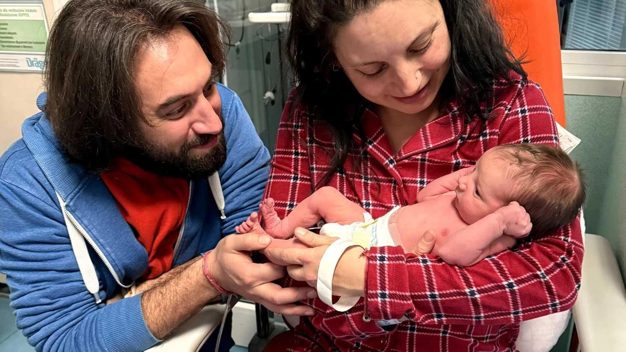 A destra Enea con i genitori: è. il primo nato nei punti nascita degli ospedali fiorentini e dell’Asl. Il primo nato del 2025 al San Giovanni di Dio è invece Michael Mael, a sinistra con la madre A destra Enea con i genitori: è. il primo nato nei punti nascita degli ospedali fiorentini e dell’Asl. Il primo nato del 2025 al San Giovanni di Dio è invece Michael Mael, a sinistra con la madre