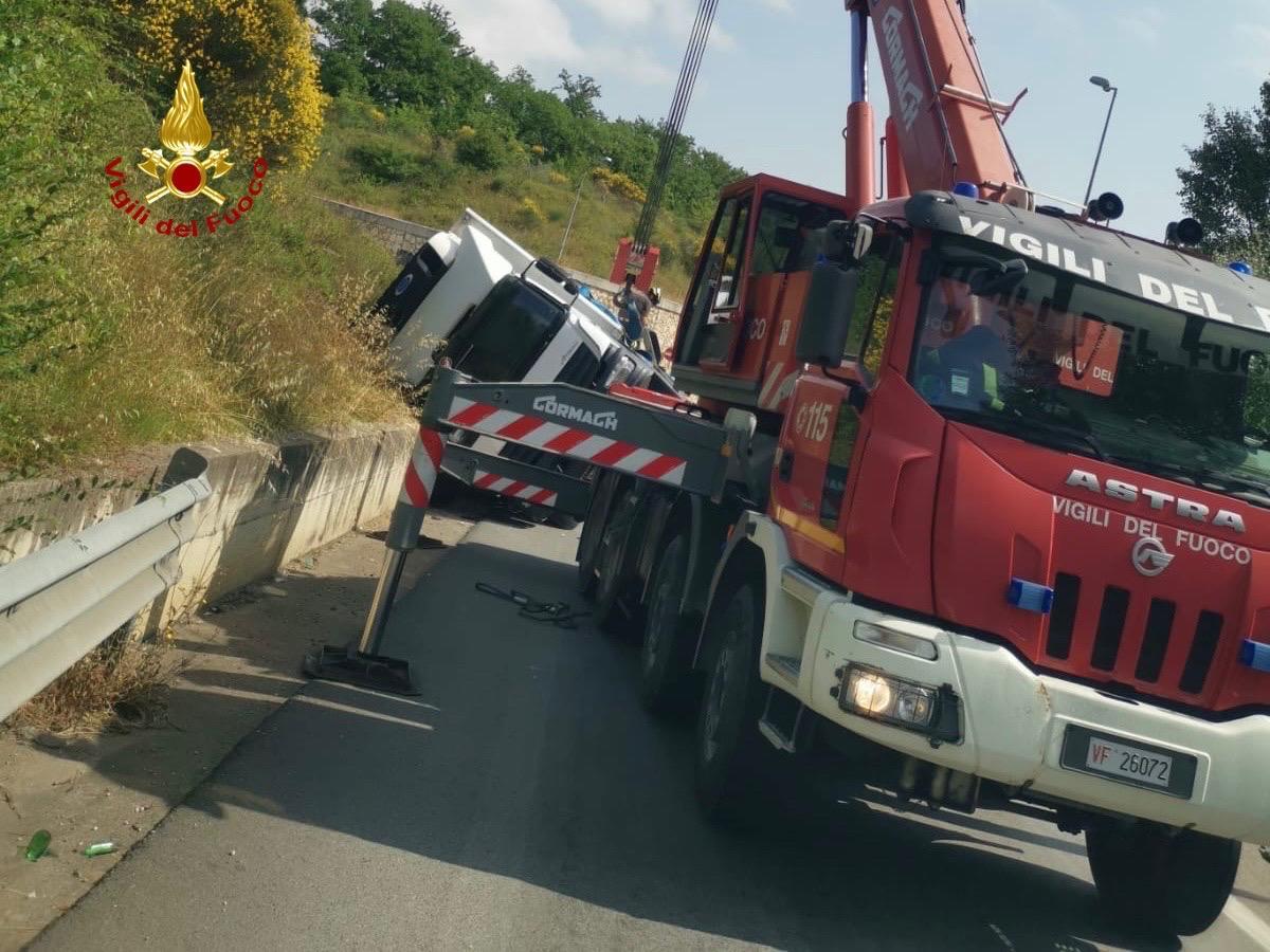 Camion si ribalta su un fianco a Paganico, illesi conducente e passeggero Camion si ribalta su un fianco a Paganico, illesi conducente e passeggero