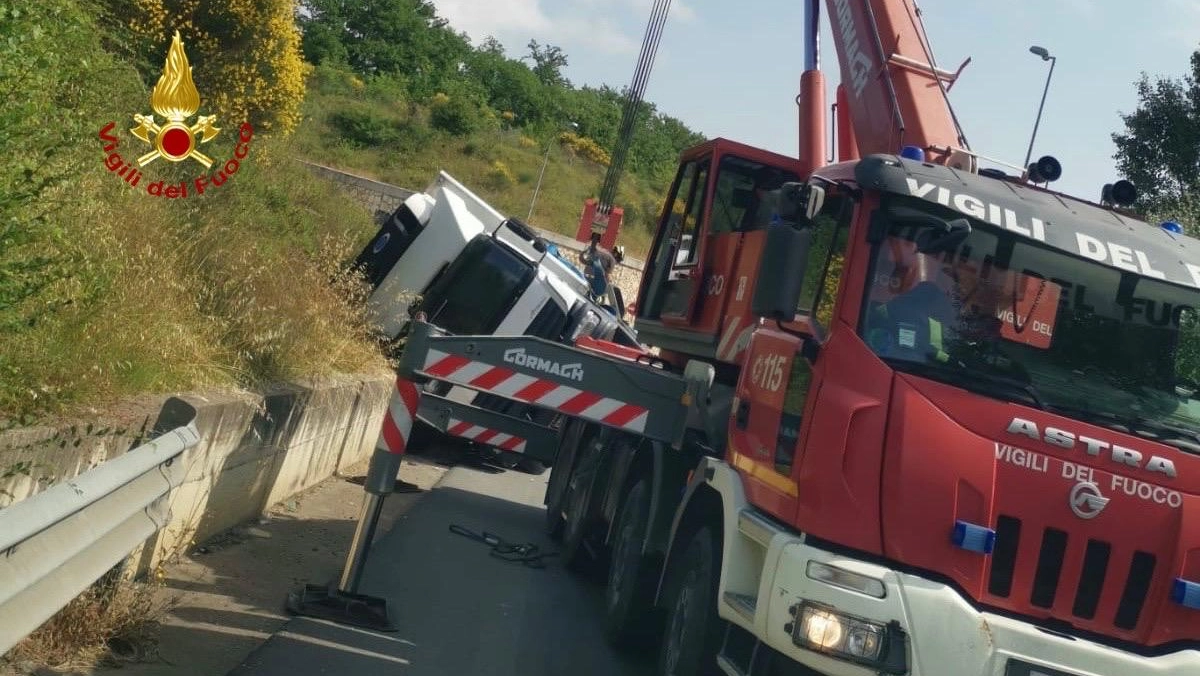 L'intervento dei vigili del fuoco per il mezzo ribaltato sulla statale di Paganico
