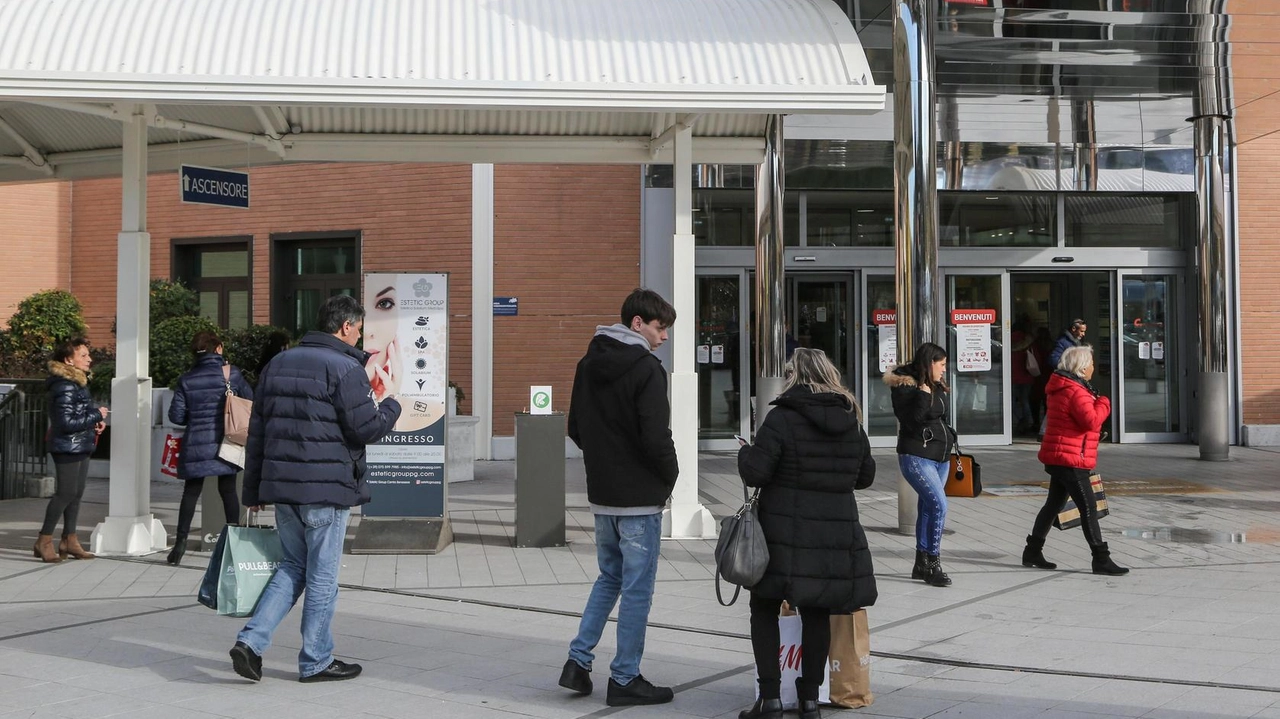 Dibattito sull’amplliamento del centro commerciale di Collestrada Dibattito sull’amplliamento del centro commerciale di Collestrada