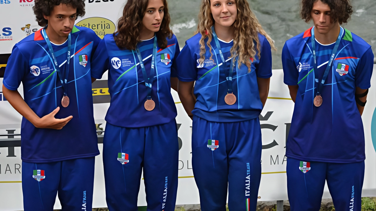 Alessio. Devoto, Viola Zolesi e Edoardo Lorenzini assieme a Francesca Fontanile Alessio. Devoto, Viola Zolesi e Edoardo Lorenzini assieme a Francesca Fontanile