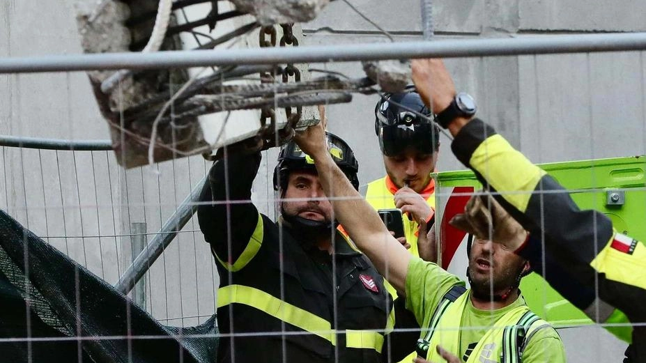 Nella relazioni viene anche sottolineato come altre mensole, caricate da travi non sarebbero risultate a norma Nella relazioni viene anche sottolineato come altre mensole, caricate da travi non sarebbero risultate a norma