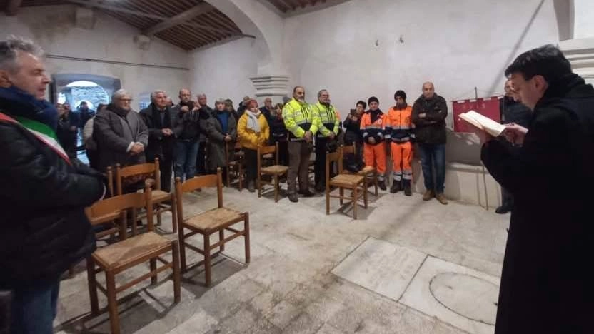 Un momento della cerimonia per l’inaugurazione della restaurata chiesa della Burlanda a Giucano di Fosdinovo Un momento della cerimonia per l’inaugurazione della restaurata chiesa della Burlanda a Giucano di Fosdinovo