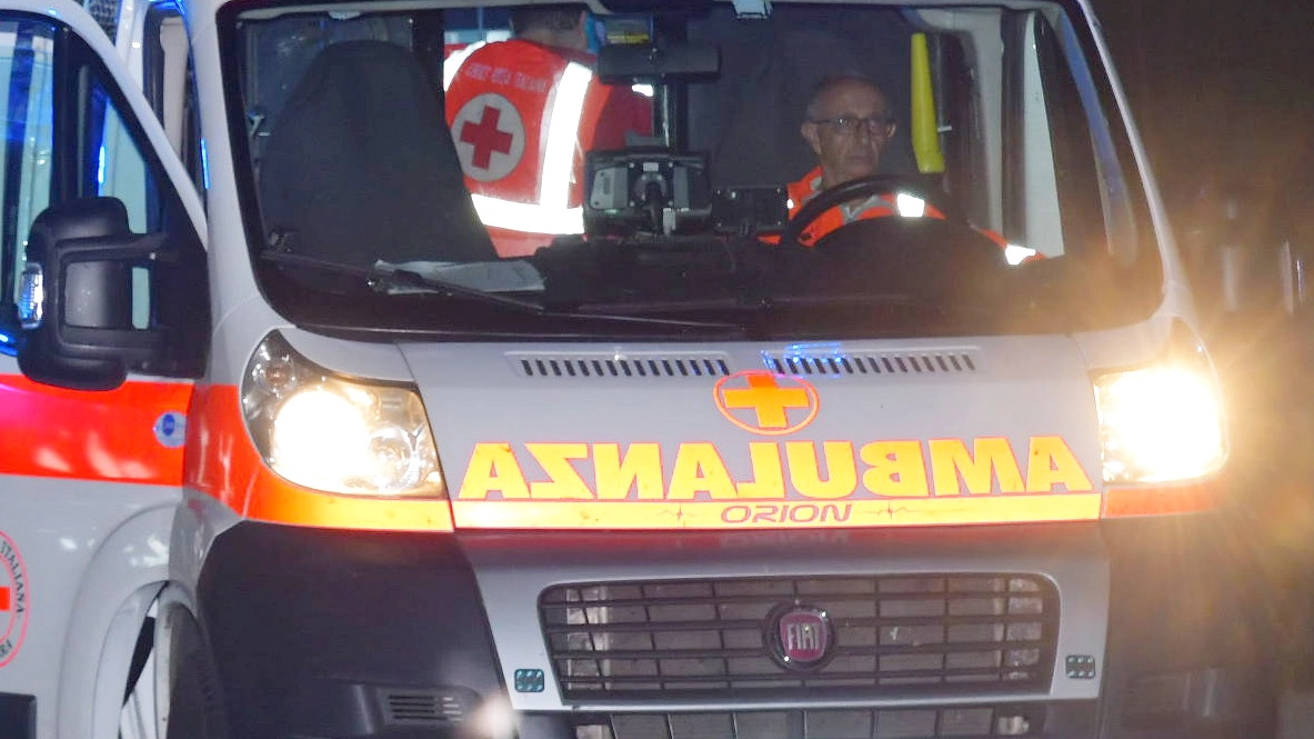 Un'ambulanza (foto di archivio) Un'ambulanza (foto di archivio)