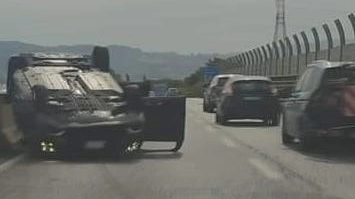 Scandicci, auto si ribalta: poliziotto eroe salva una donna, caos in Fi-Pi-Li
