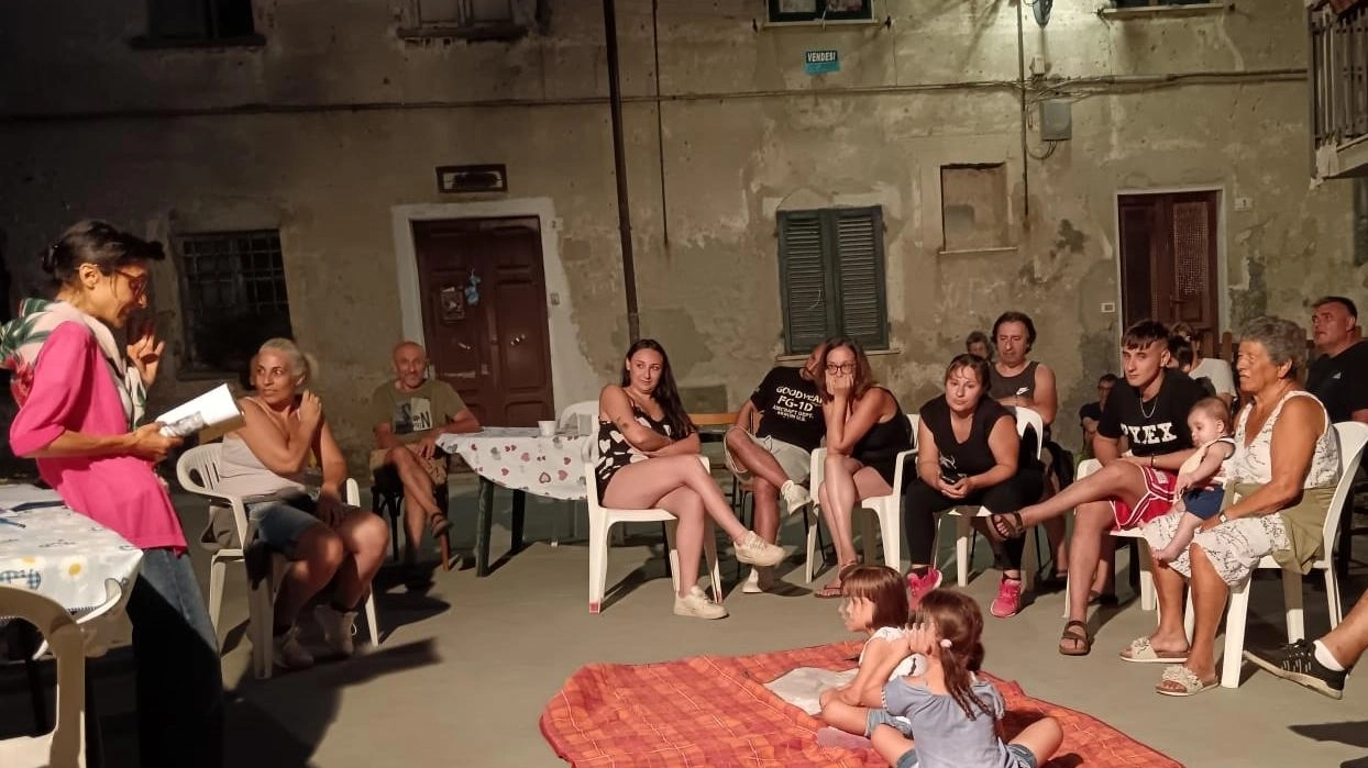 La scrittrice Monica Fialdini torna a Canevara con i suoi libri incentrati sul benessere naturale e la sana alimentazione, coinvolgendo bambini e adulti in piacevoli incontri all'aperto. La scrittrice Monica Fialdini torna a Canevara con i suoi libri incentrati sul benessere naturale e la sana alimentazione, coinvolgendo bambini e adulti in piacevoli incontri all'aperto.