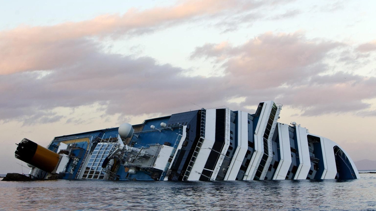 Concordia,13 anni fa il naufragio che costò la vita a 32 persone Concordia,13 anni fa il naufragio che costò la vita a 32 persone