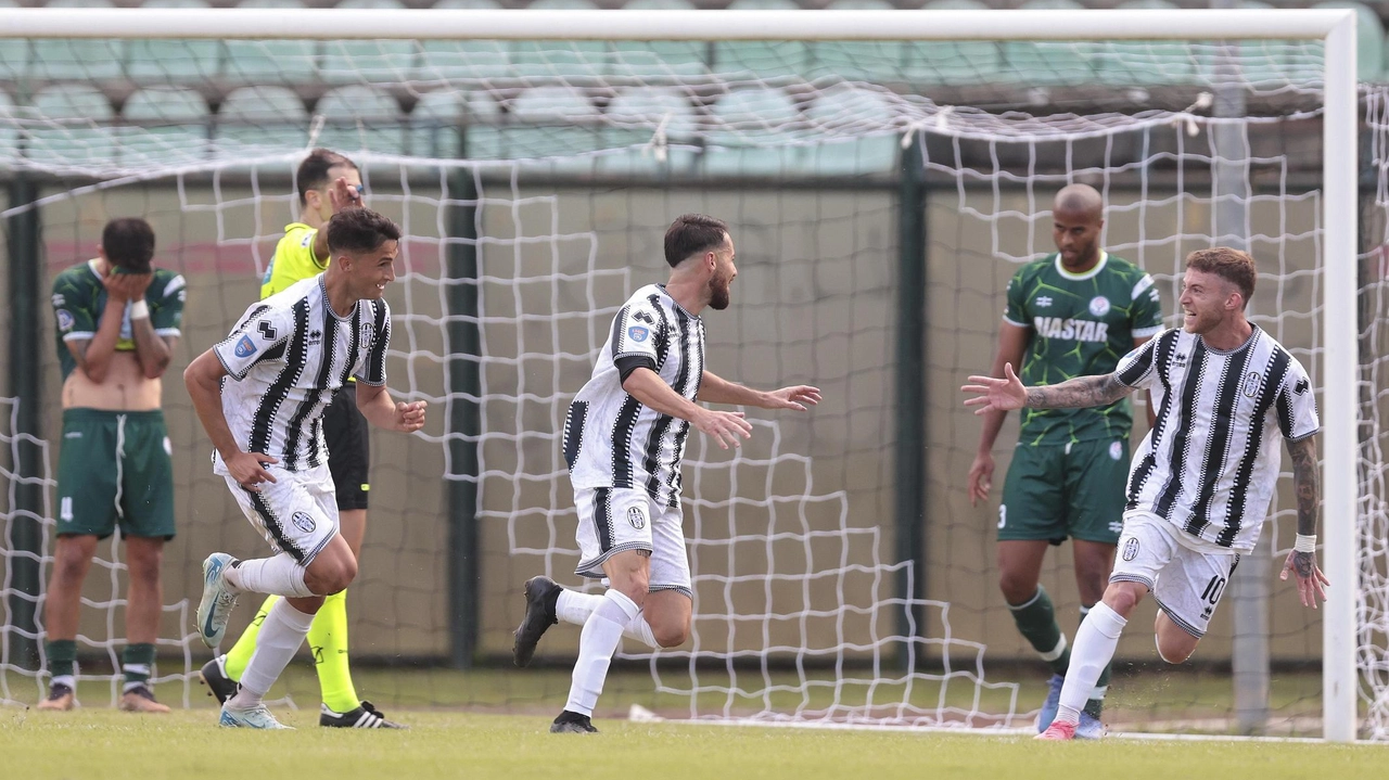 SIENA 3 SERAVEZZA 2 SIENA (4-3-1-2) Stacchiotti; Morosi (33’st Zichella), Fort (1’st Achy), Cavallari, Di Paola; Farneti, Lollo (19’st Ricchi), Mastalli; Candido (14’st Boccardi);...