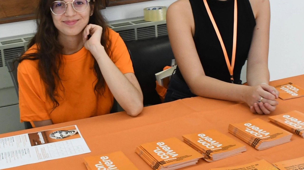 Il festival Con-Vivere è pronto per la sua XXesima edizione. Il colore arancione è un simbolo della kermesse e dei suoi volontari: domenica sarà la maglia della Carrarese, come promozione a livello nazionale Il festival Con-Vivere è pronto per la sua XXesima edizione. Il colore arancione è un simbolo della kermesse e dei suoi volontari: domenica sarà la maglia della Carrarese, come promozione a livello nazionale