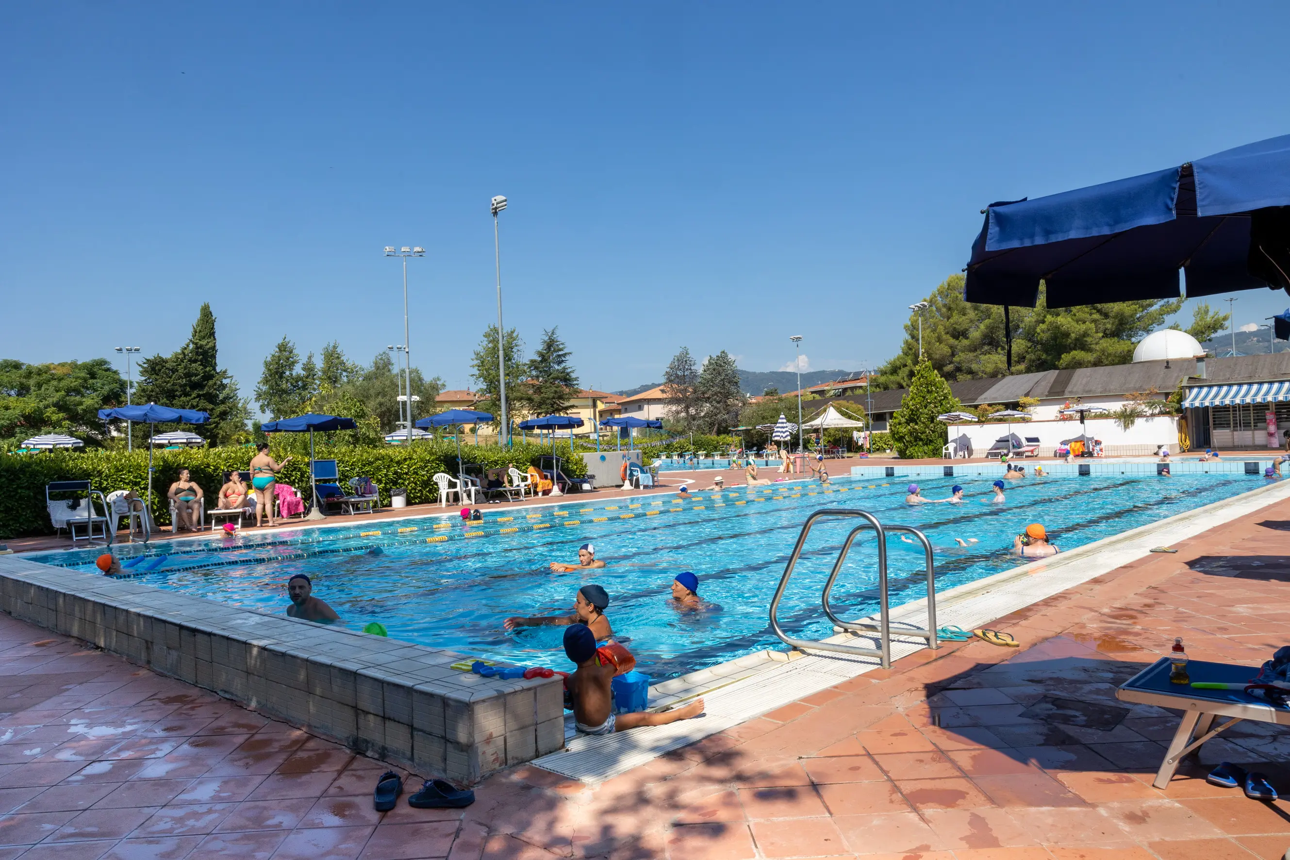 Colpo alla piscina comunale: sorpreso a rubare i soldi, se la prende con l’addetto