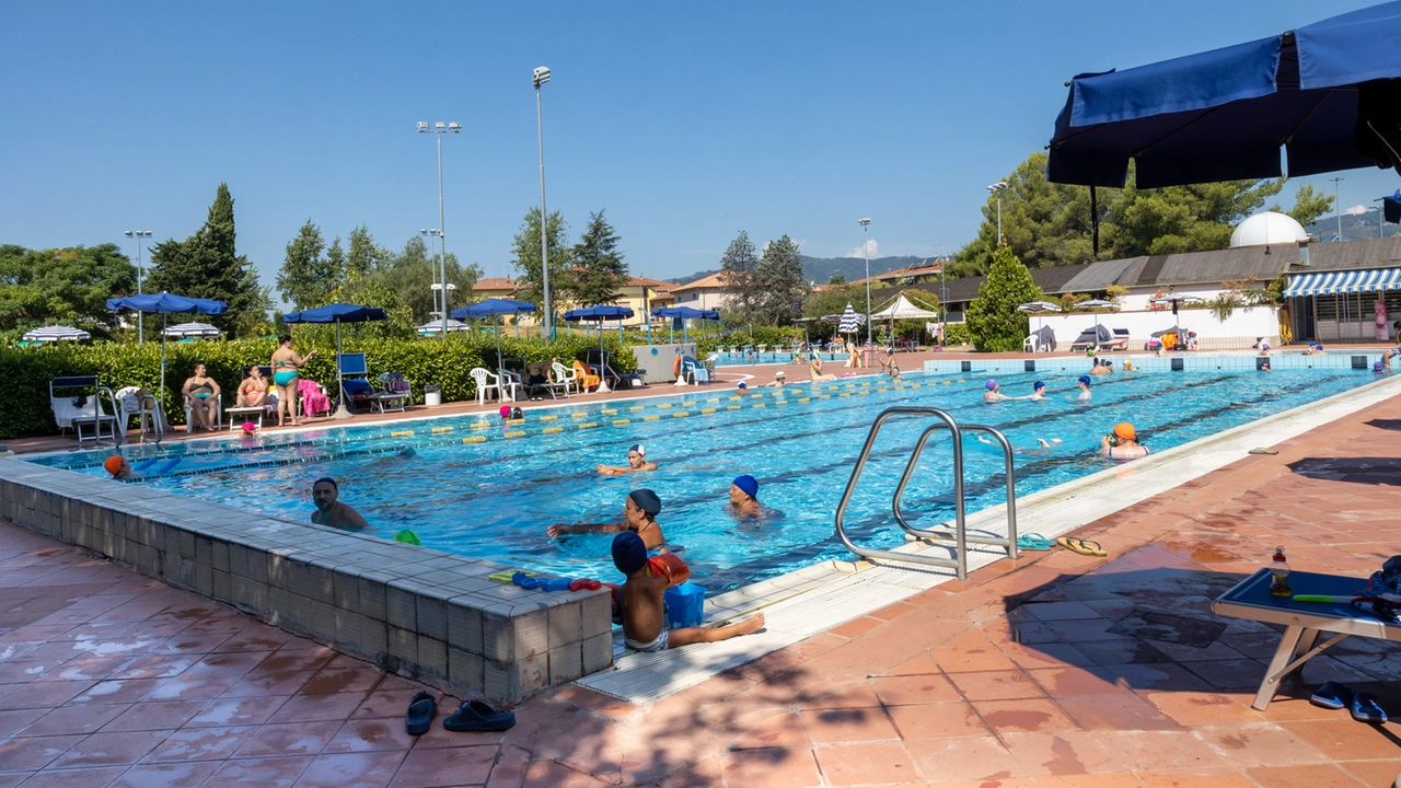 Colpo alla piscina comunale: sorpreso a rubare i soldi, se la prende con l’addetto