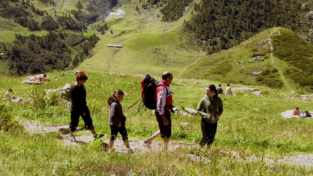 CASTEL VISCARDO Focus sui cammini di trekking e sul loro potenziale turistico per l’area orvietana. “In cammino tra... CASTEL VISCARDO Focus sui cammini di trekking e sul loro potenziale turistico per l’area orvietana. “In cammino tra...