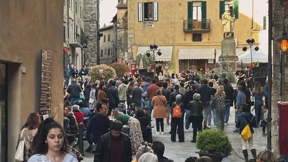 Turisti nel centro storico di Sarteano: si parlerà del settore nell’incontro organizzato per martedì