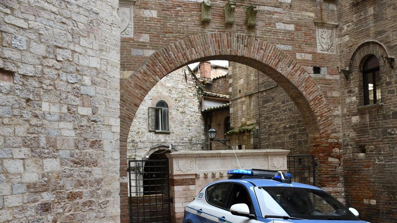 Gli agenti della Polizia, intervenuti all’ospedale Santa Maria della Misericordia di Perugia, hanno ricostruito la vicenda e denunciato due persone Gli agenti della Polizia, intervenuti all’ospedale Santa Maria della Misericordia di Perugia, hanno ricostruito la vicenda e denunciato due persone