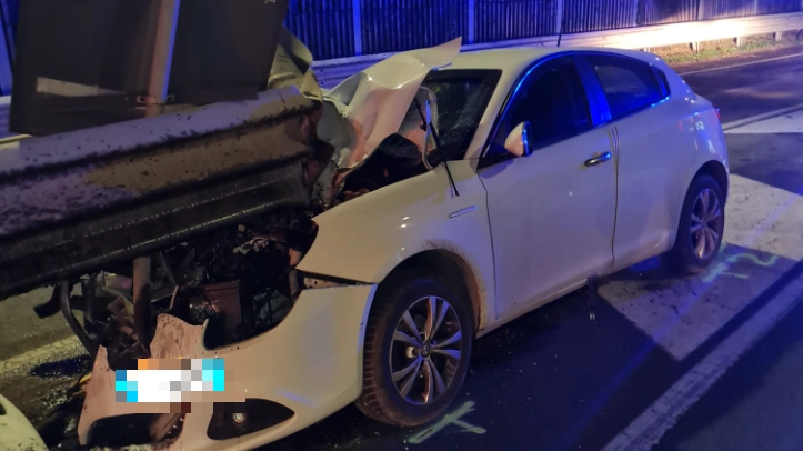 La scena dell'incidente: per la donna non c'è stato niente da fare. L'impatto dell'auto contro il guard rail è stato violentissimo La scena dell'incidente: per la donna non c'è stato niente da fare. L'impatto dell'auto contro il guard rail è stato violentissimo