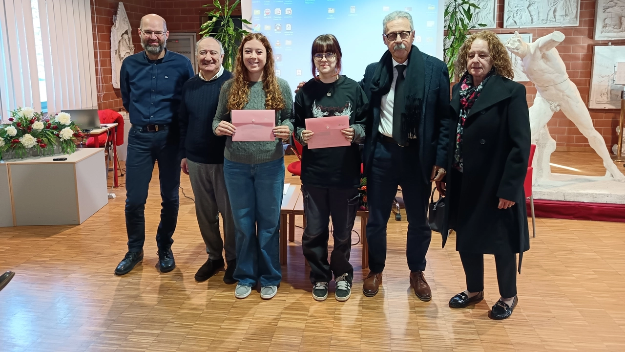 Un momento della consegna delle borse di studio Un momento della consegna delle borse di studio