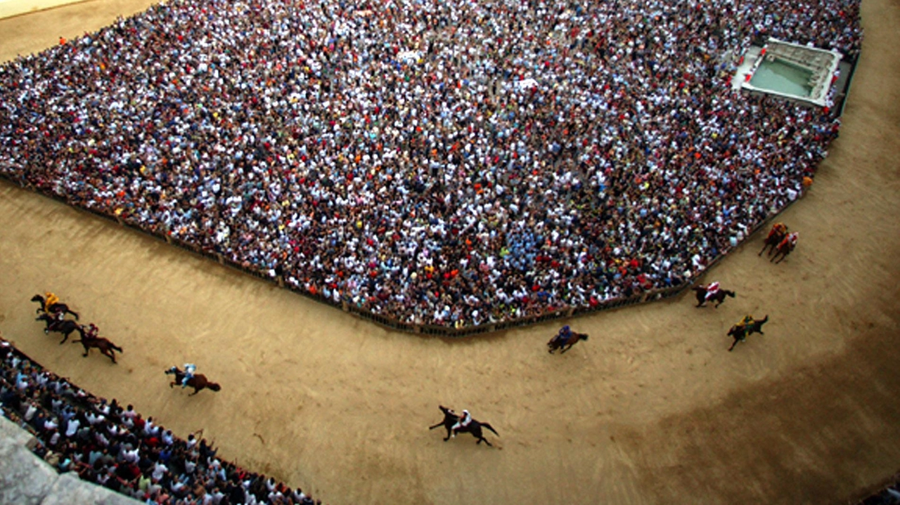 Una spettacolare immagine di Piazza del Campo durante il Palio